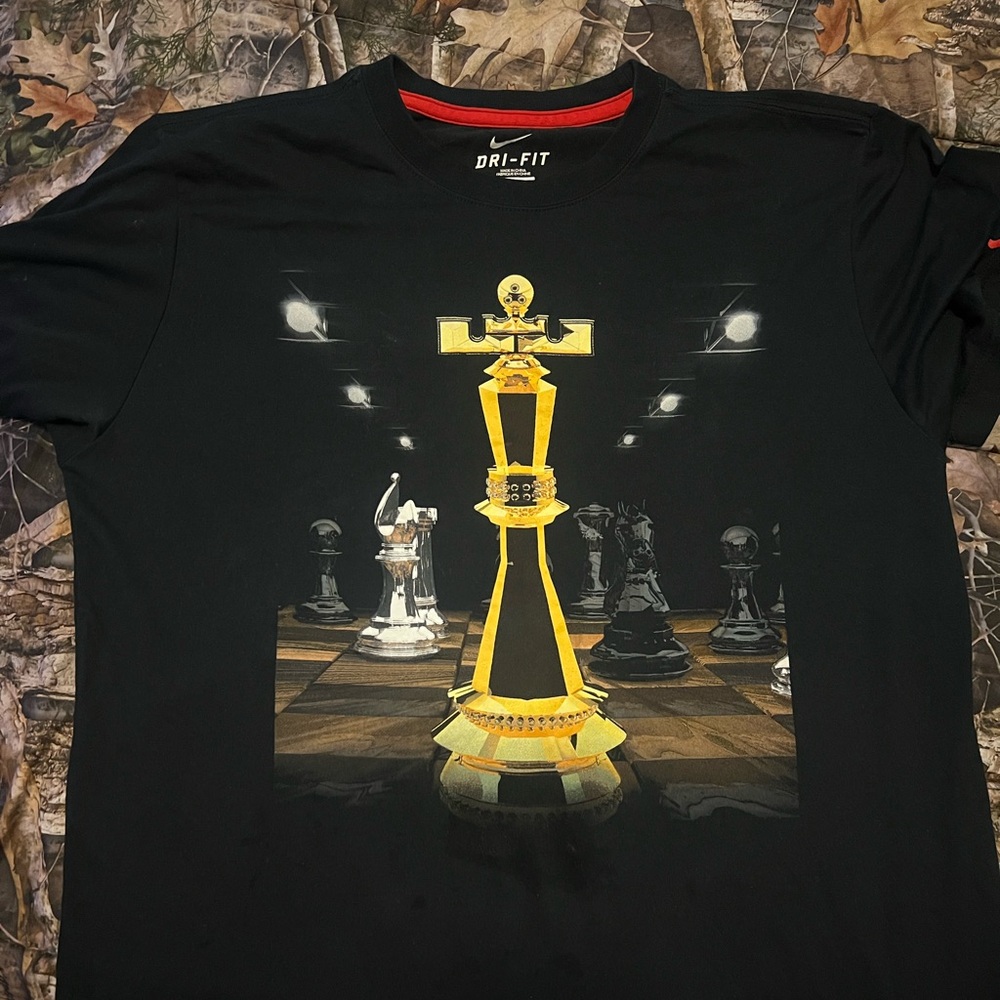 Nike dri fit LeBron James trophy chess shirt sz large